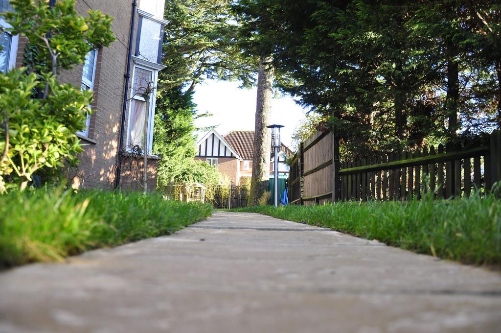 Gatwick Inn Horley Bagian luar foto