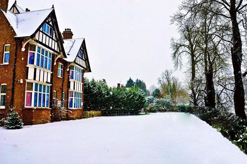 Gatwick Inn Horley Bagian luar foto