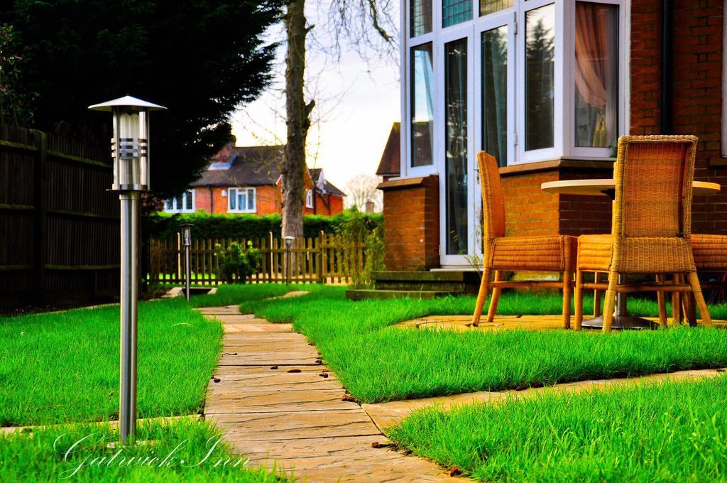 Gatwick Inn Horley Bagian luar foto