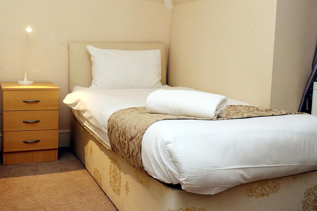 Gatwick Inn Horley Bagian luar foto