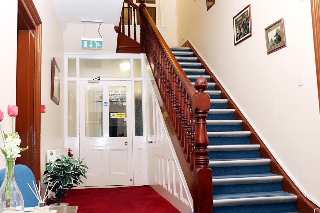 Gatwick Inn Horley Bagian luar foto