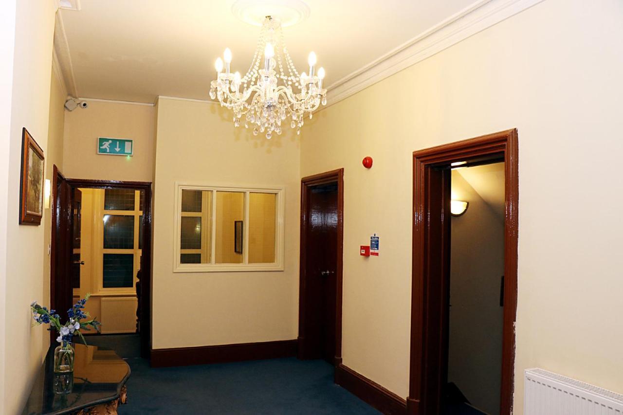 Gatwick Inn Horley Bagian luar foto