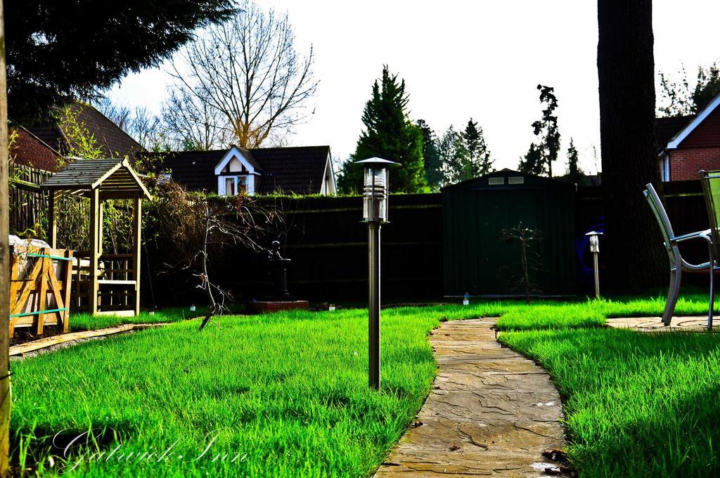 Gatwick Inn Horley Bagian luar foto