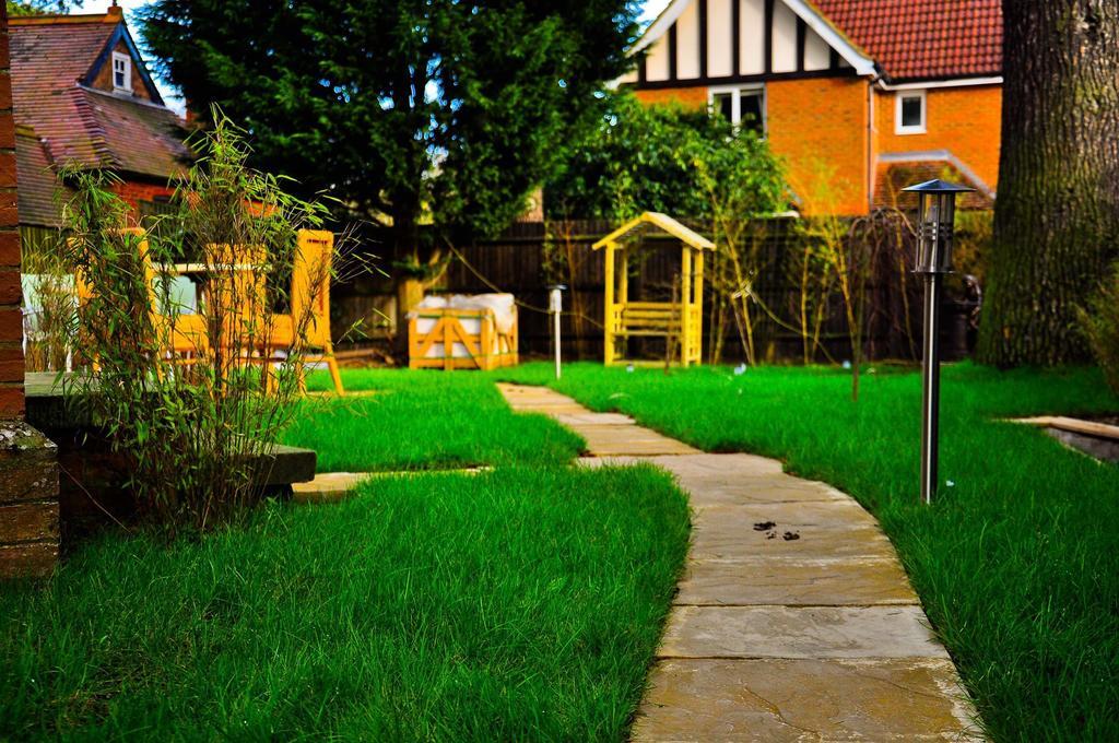 Gatwick Inn Horley Bagian luar foto