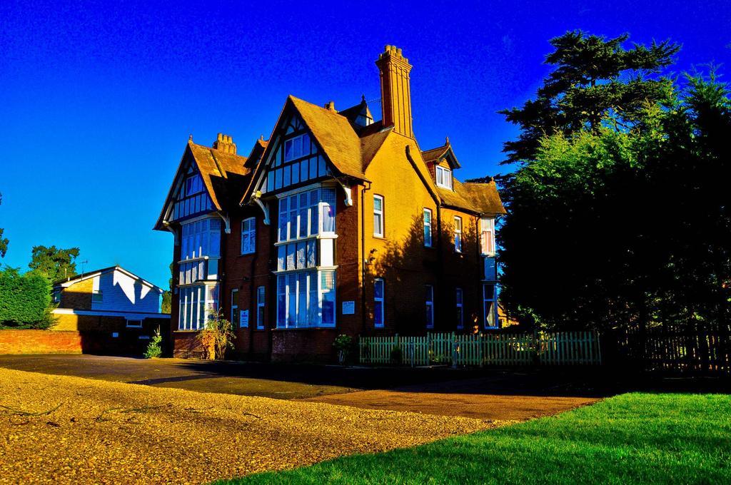 Gatwick Inn Horley Bagian luar foto